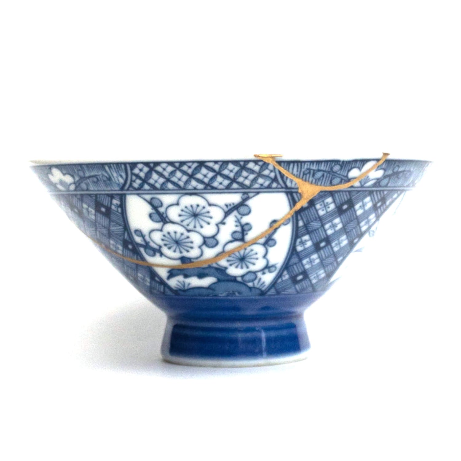 Kintsugi bowl, Japanese pottery repaired with gold